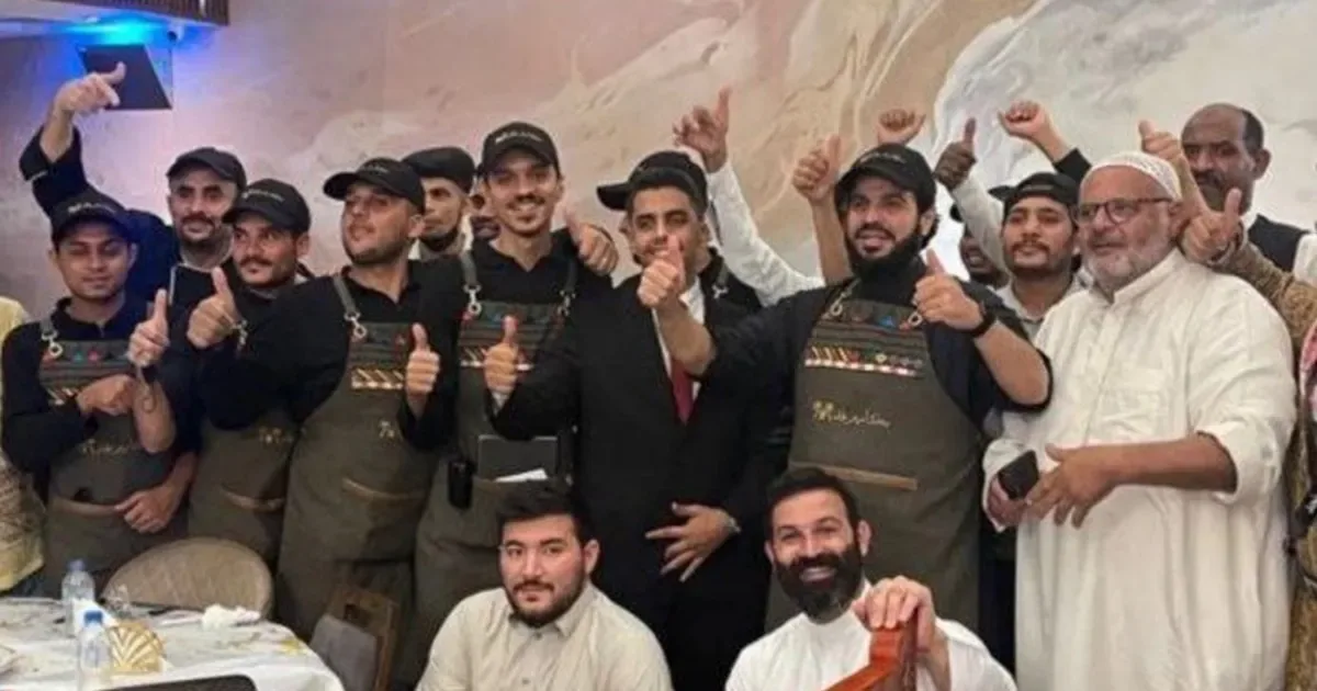 شاهد أمير سعودي يعمل في مطعمه