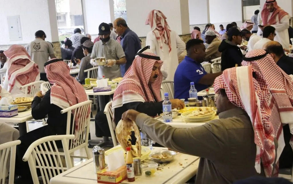 مبيعات المطاعم بالسعودية تبلغ 2 مليار ريال خلال أسبوع واحد