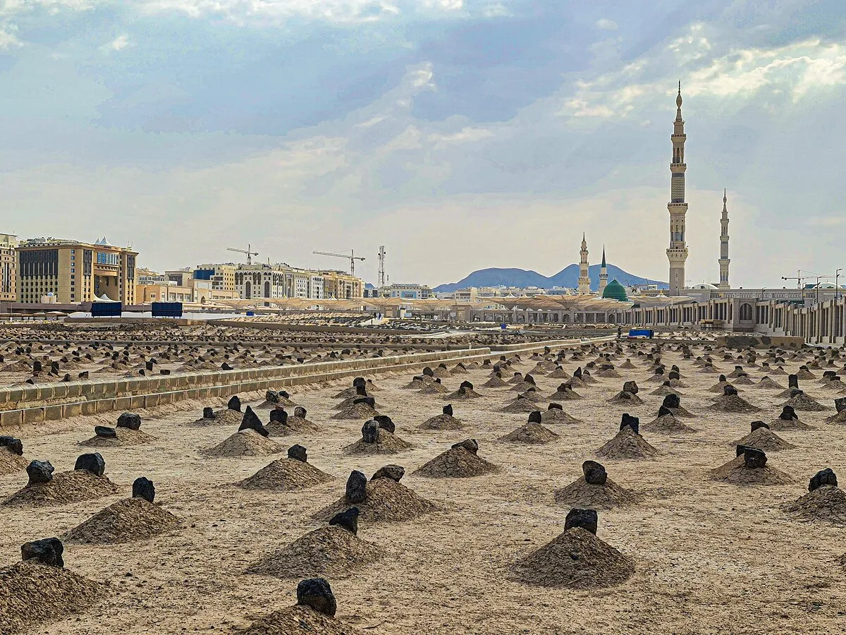 من هم المدفنون في مقبرة جنة المعلا بمكة ؟