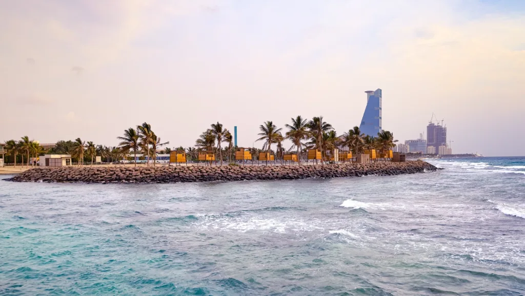 ضفاف شاطئ أبحر الجنوبية بجدة تجذب الأهالي والزوار