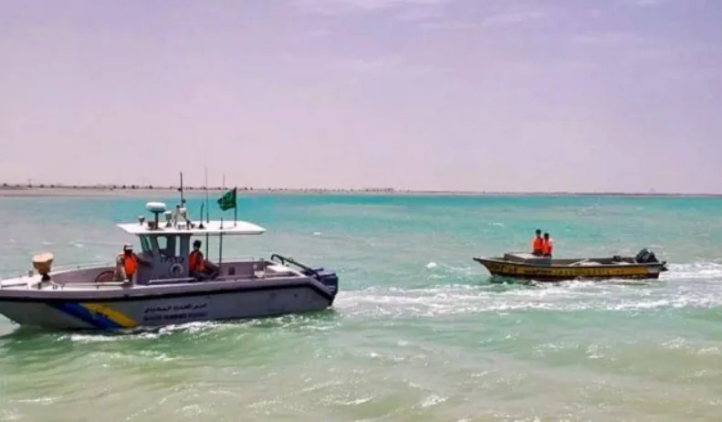 إنقاذ سبعة مواطنين سعوديين في ينبع بعد تعطل قاربهم في البحر
