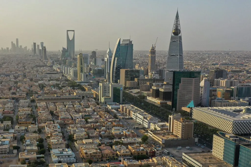 السعودية تُلغي الرسوم الجمركية على الصادرات وتخفضها للواردات بدءاً من الغد