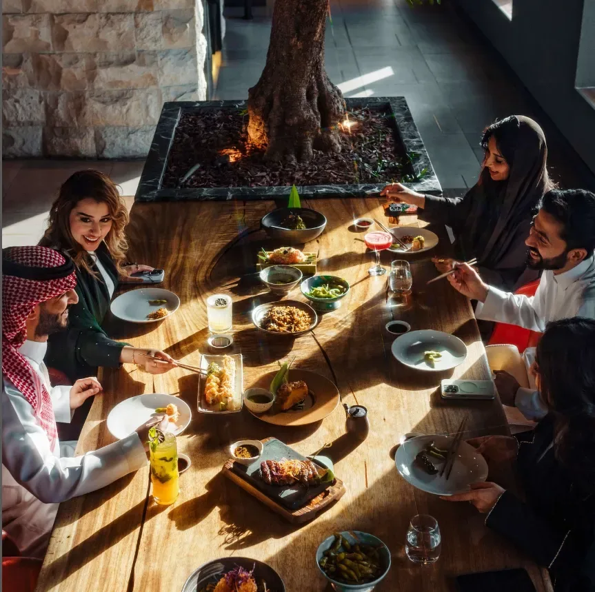 أفضل 4 وجهات غداء في الرياض لتجربة طعام لا تنسى