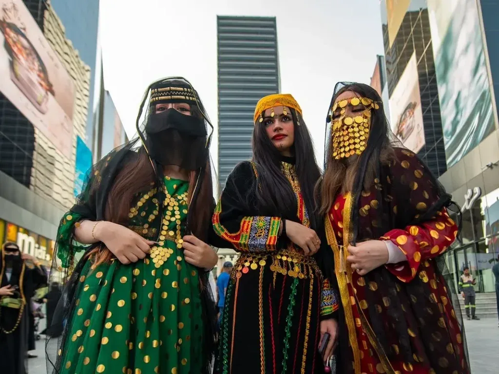 كيف تختارين ملابسك عند زيارة السعودية؟ نصائح للمرأة المسافرة