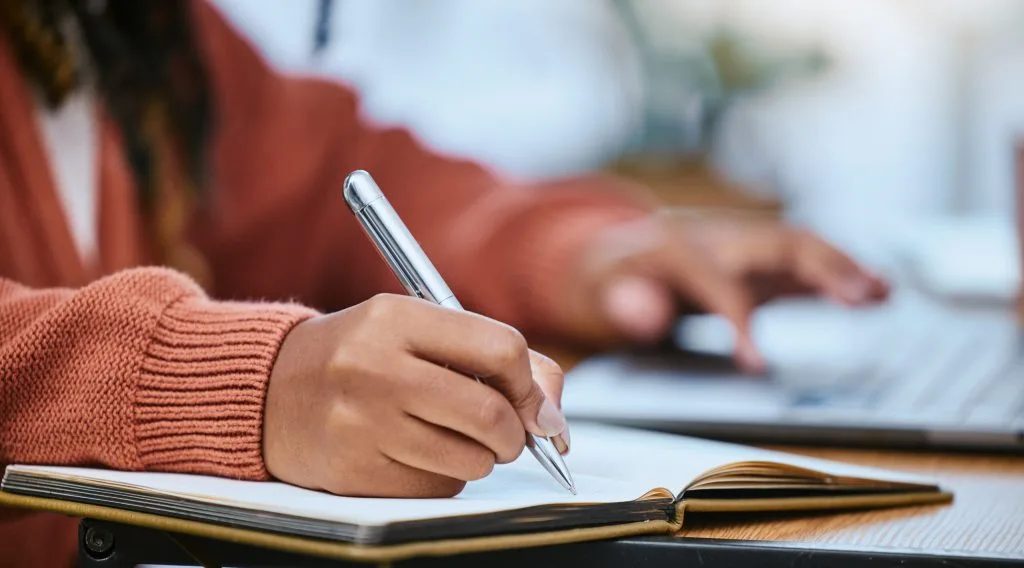 أبرز الكُتّاب السعوديين الذين تركوا بصمة في الأدب العربي