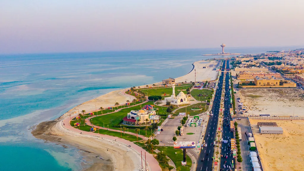تجربة ممتعة: أبرز الفعاليات والأنشطة في شاطئ هاف مون الدمام