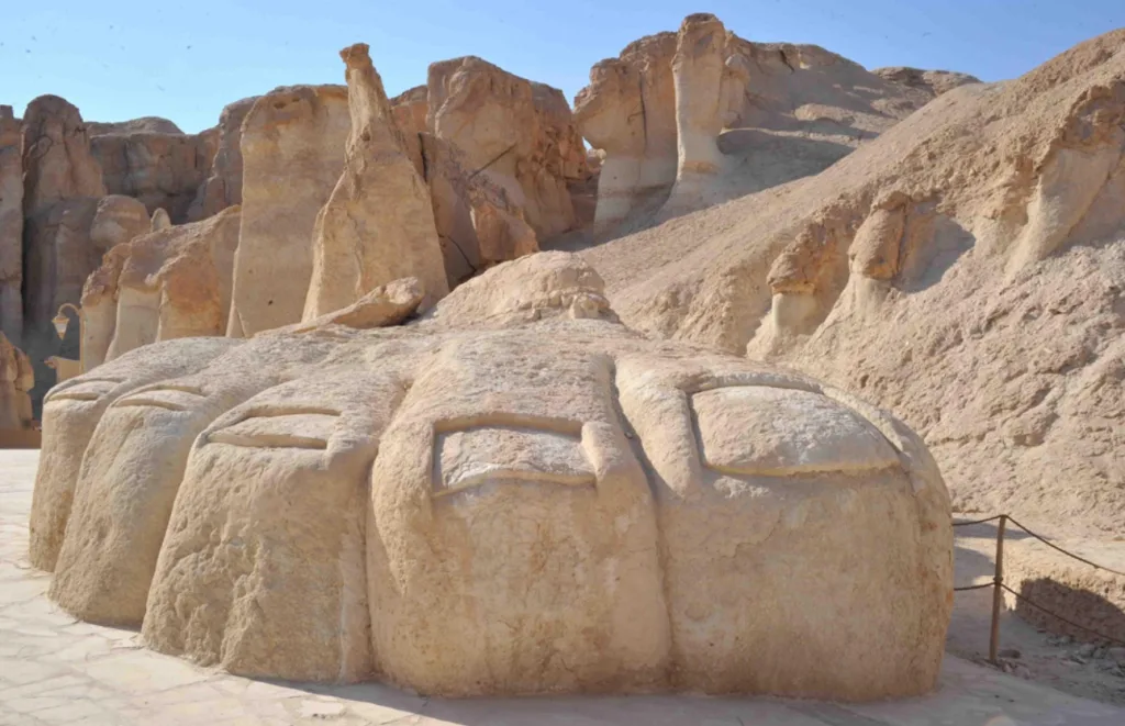 دليل جبل القارة المهيب في الأحساء