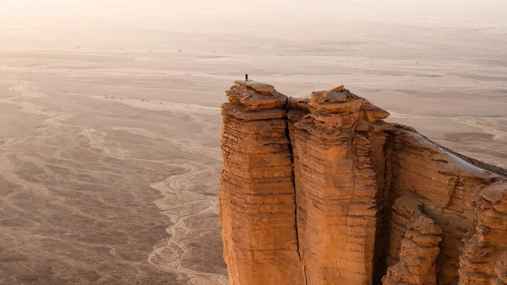 اكتشف سحر حافة العالم: دليل زيارة جبل فهرين في السعودية