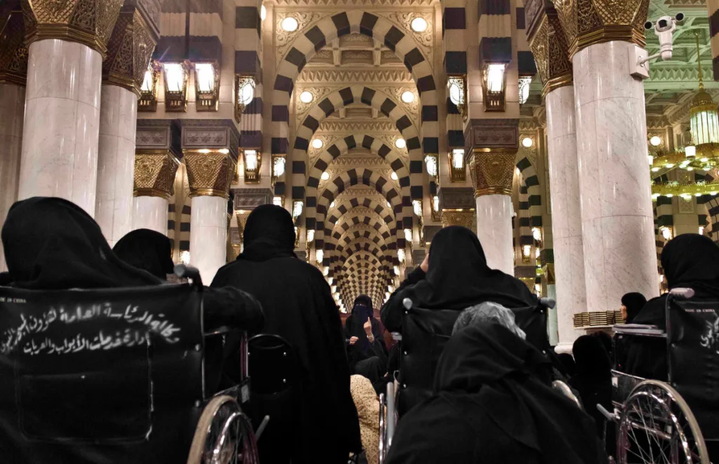 ماذا تفعل المرأة عند زيارة الروضة الشريفة؟