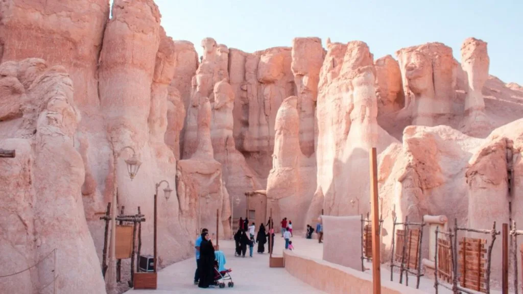 سياحة السعودية 2030: المملكة تستقبل 122 مليون زائر وترفع هدفها إلى 150 مليوناً