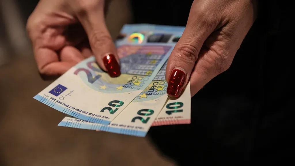 كيف توفّر راتبك في السعودية بذكاء؟