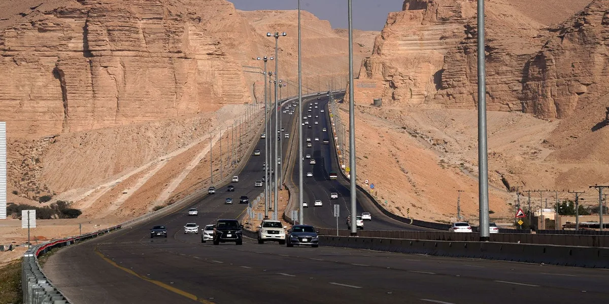 كم ساعة من المدينة المنورة إلى الرياض؟ المسافة ووسائل السفر