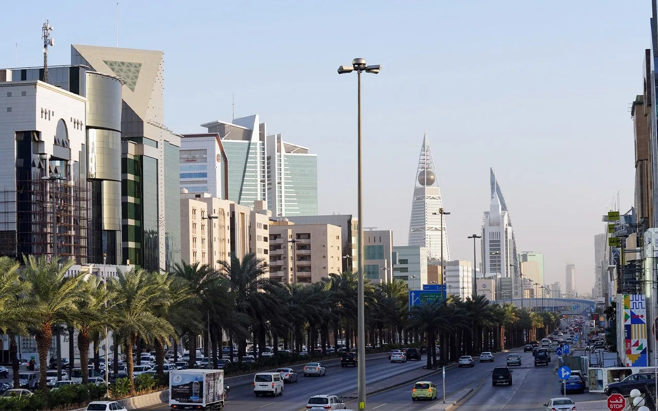 كم ساعة من المدينة المنورة إلى الرياض؟ المسافة ووسائل السفر